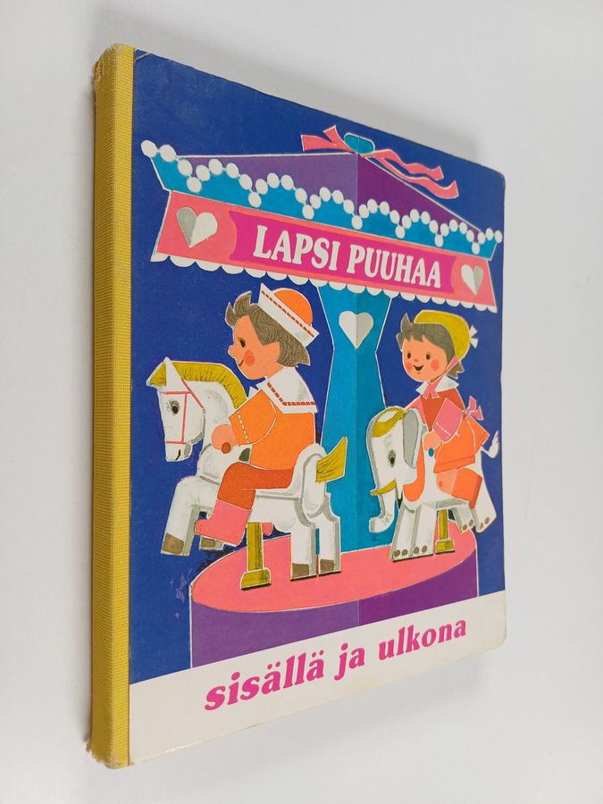 Lapsi puuhaa sisällä ja ulkona.