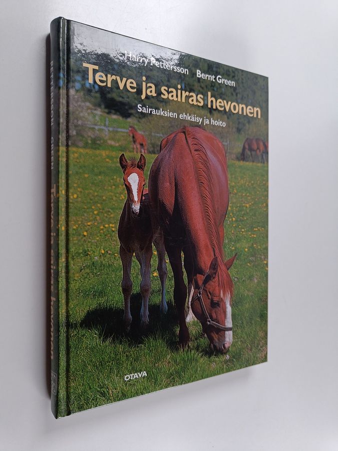Harry Pettersson ym. : Terve ja sairas hevonen : sairauksien ehkäisy ja hoito