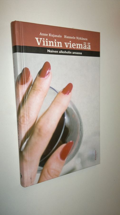 Anne Kujasalo : Viinin viemää : nainen alkoholin ansassa