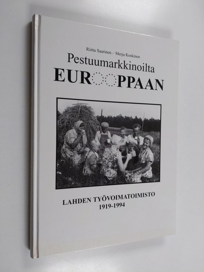 Riitta Saarinen : Pestuumarkkinoilta Eurooppaan : Lahden työvoimatoimisto 1919-1994 (signeerattu, tekijän omiste)