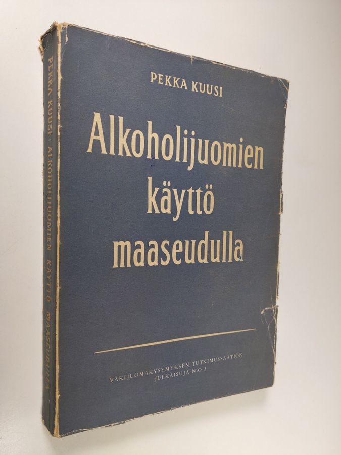 Pekka Kuusi : Alkoholijuomien käyttö maaseudulla : kokeellinen tutkimus alkoholijuomien käytöstä eräissä maalaiskunnissa ja kauppaloissa