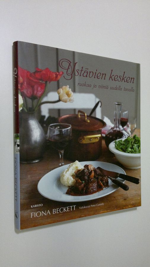 Fiona Beckett : Ystävien kesken : ruokaa ja viiniä uudella tavalla