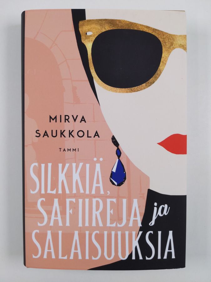 Mirva Saukkola : Silkkiä, safiireja ja salaisuuksia