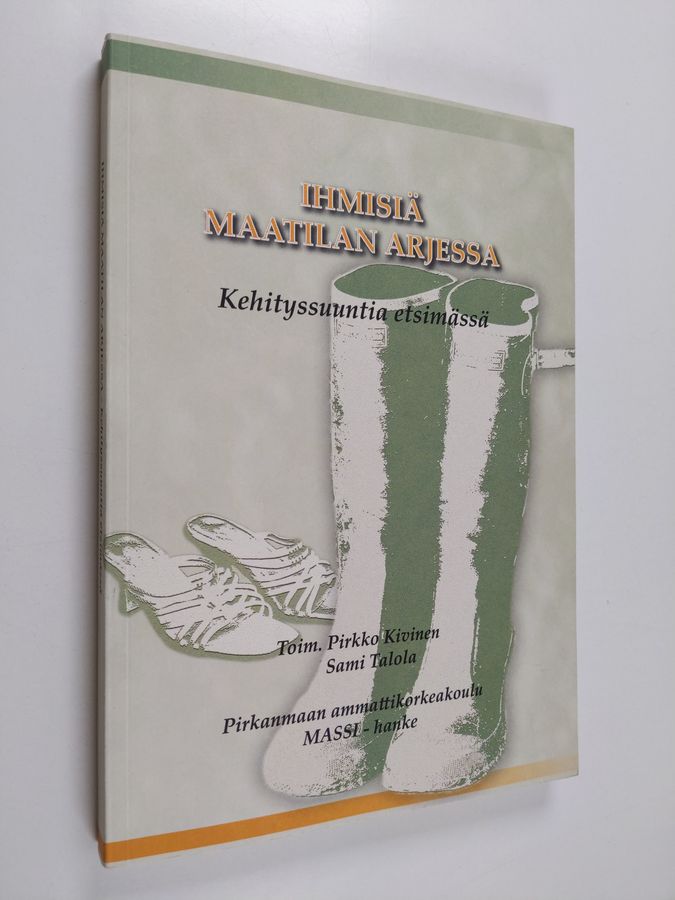 Ihmisiä maatilan arjessa