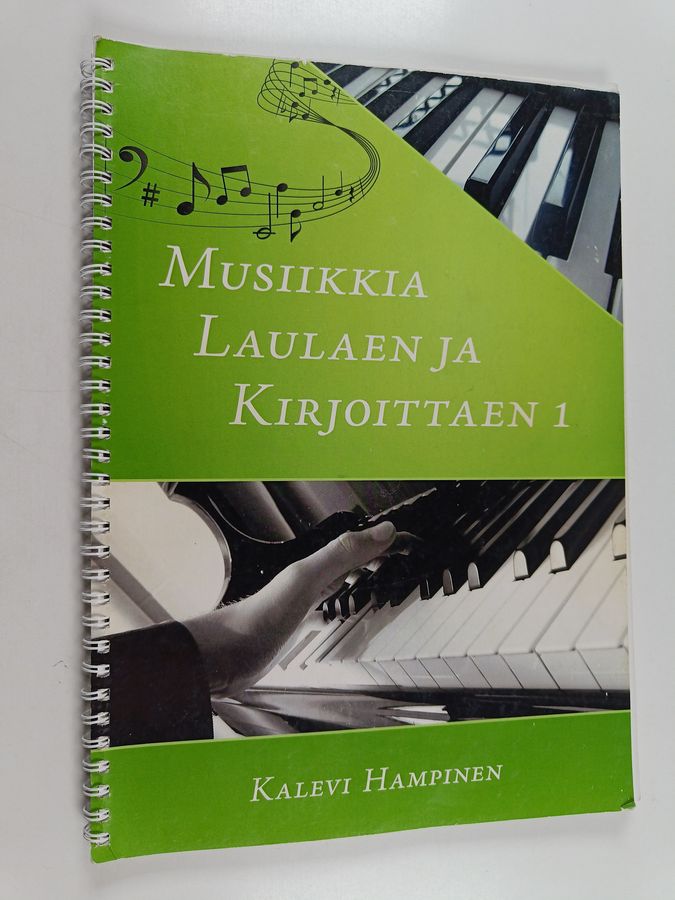 Musiikkia laulaen ja kirjoittaen.