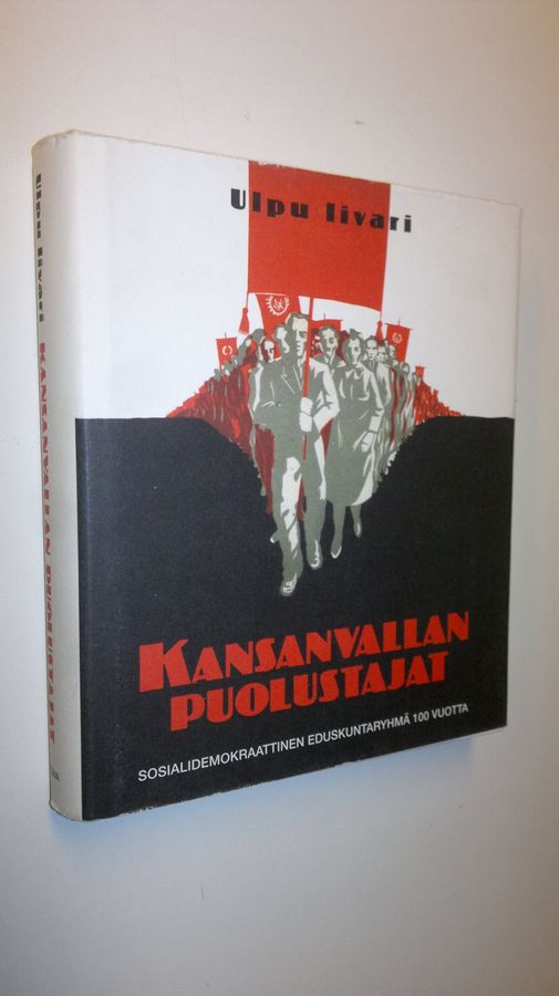 Ulpu Iivari : Kansanvallan puolustajat : sosialidemokraattinen eduskuntaryhmä 100 vuotta