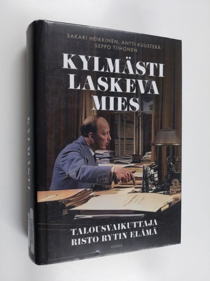 Kylmästi laskeva mies