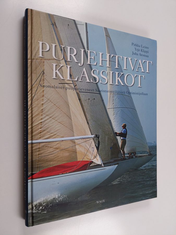 Pirkka Leino : Purjehtivat klassikot : suomalaiset puupurjeveneet saaristoristeilijöistä optimistijollaan