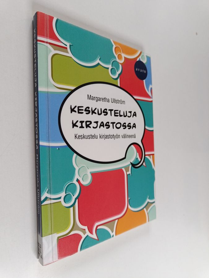 Keskusteluja kirjastossa