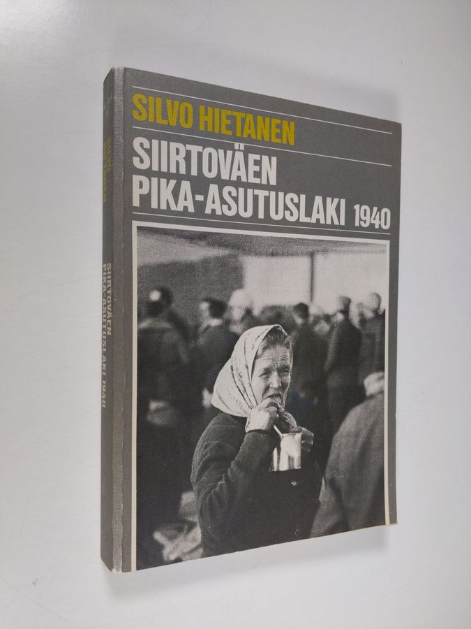 Silvo Hietanen : Siirtoväen pika-asutuslaki 1940 : asutuspoliittinen tausta ja sisältö sekä toimeenpano = The prompt settlement act of 1940 for displaced persons : its background, content and execution (signeerattu)