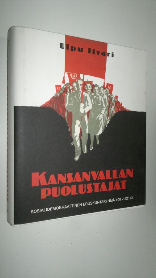 Ulpu Iivari : Kansanvallan puolustajat : sosialidemokraattinen eduskuntaryhmä 100 vuotta