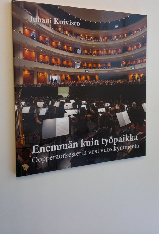 Juhani Koivisto : Enemmän kuin työpaikka - Oopperaorkesterin viisi vuosikymmentä
