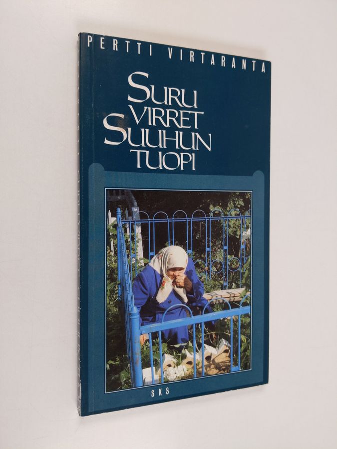 Pertti Virtaranta : Suru virret suuhun tuopi : Tverinkarjalainen itkuvirsi, jonka Anna Andrejevna Sutjajeva lauloi äitinsä haudalla Uspenien päivänä 28 elokuuta 1977 = Sorrow brings songs to the mouth : lament sung by Anna Andreyevna Shutyaeva the Tver'
