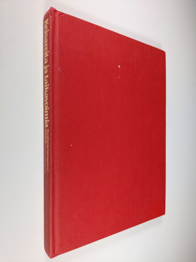 Kerry Usher : Keisareita ja taikavoimia