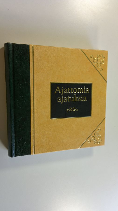 Maarit (toim.) Varpu : Ajattomia ajatuksia