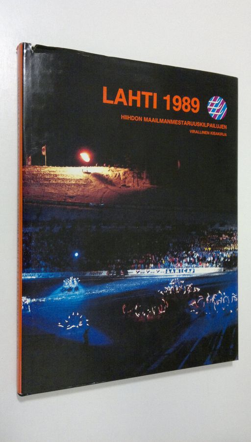 Riku (toim.) Salmenkylä : Hiihdon maailmanmestaruuskilpailut Lahti 1989 : virallinen kisakirja