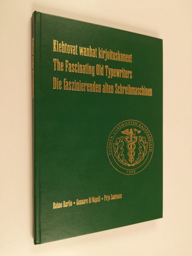 Pirjo Santonen & Raimo Harlio ym. : Kiehtovat wanhat kirjoituskoneet = The fascinating old typewriters = Die faszinierenden alten Schreibmaschinen (signeerattu)