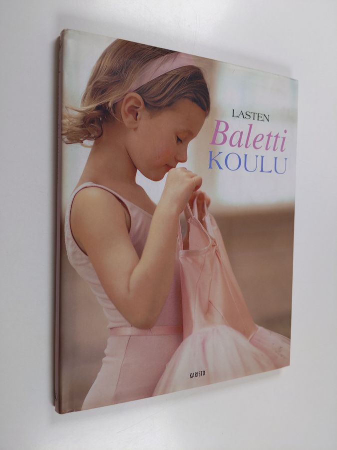 Naia Bray-Moffatt : Lasten balettikoulu : tanssitunnilla Central School of Ballet'ssa - Balettikoulu