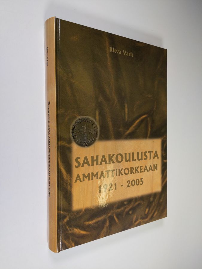 Ritva Varis : Sahakoulusta ammattikorkeaan 1921-2005 : puualan koulutuksen historiikki (signeerattu)