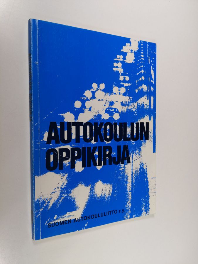 Urpo ym. (toim.) Vihervaara : Autokoulun oppikirja