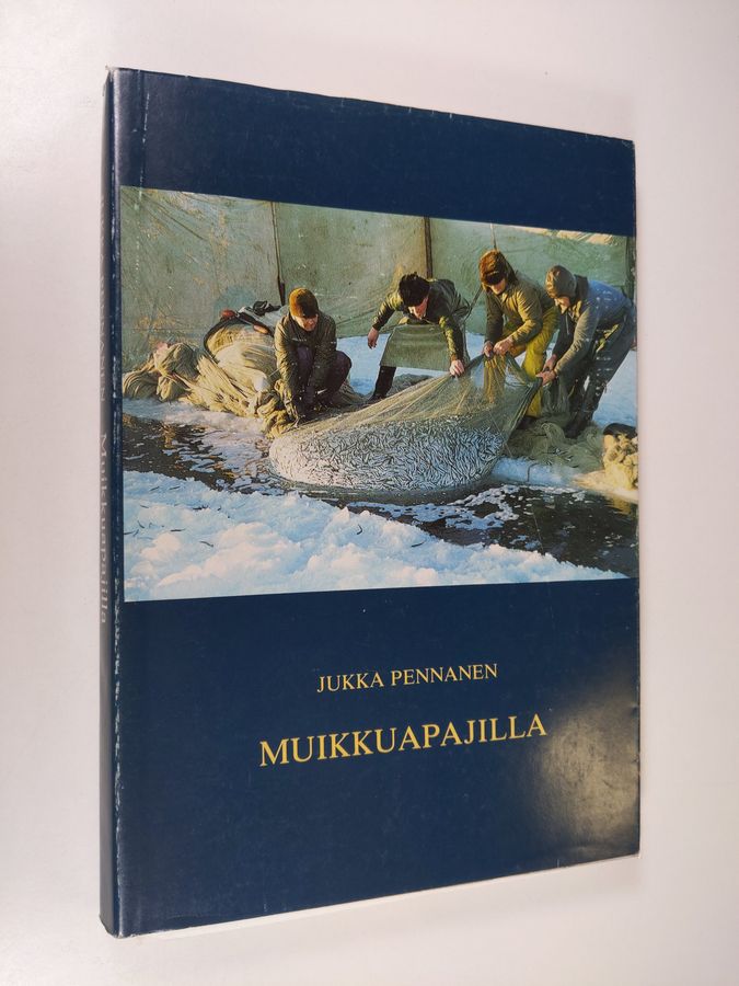 Jukka Pennanen : Muikkuapajilla : Puruveden ammattimainen talvinuottakalastus 1900-luvun alusta 1970-luvun puoliväliin = Professional winter seine-fishing on Lake Puruvesi from 1900 to the '70s