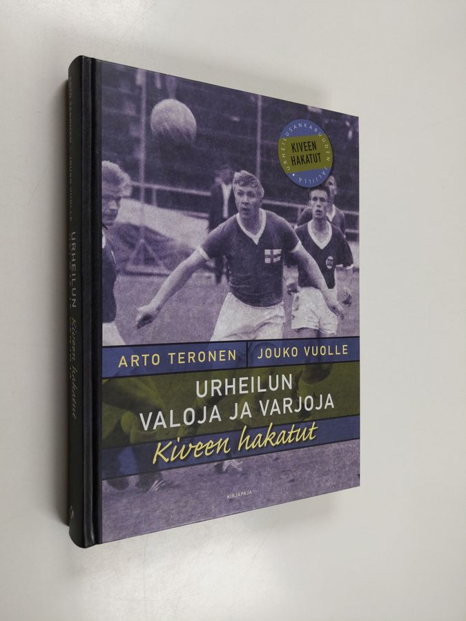 Arto Teronen & Jouko Vuolle : Urheilun valoja ja varjoja : kiveen hakatut