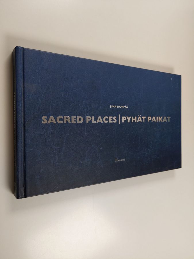 Juha Suonpää : Sacred places : a journey among the tourist scenes of the world = Pyhät paikat : matka turismin näyttämöille