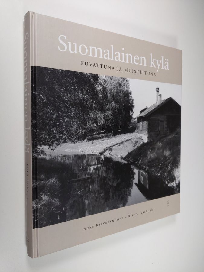 Anna Kirveennummi : Suomalainen kylä kuvattuna ja muisteltuna