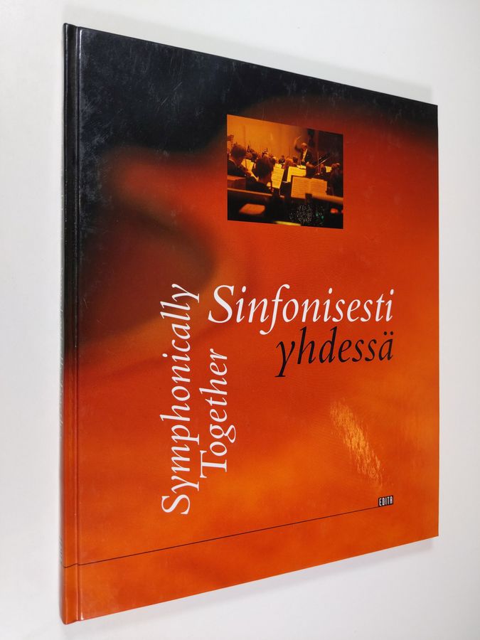 Matti Tuomisto : Sinfonisesti yhdessä : musiikkia, ystävyyttä ja metsänhenkeä Sinfonia Lahden menestystarinassa = Symphonically together : music, friendship and wood-nymphs : the success story of the Lahti Symphony Orchestra