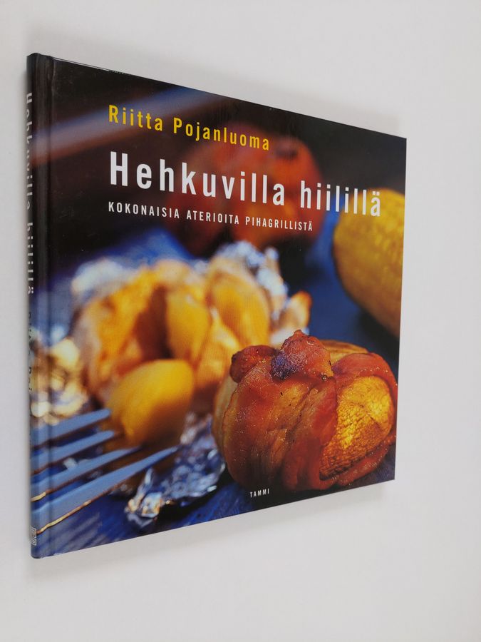 Riitta Pojanluoma : Hehkuvilla hiilillä : kokonaisia aterioita pihagrillistä