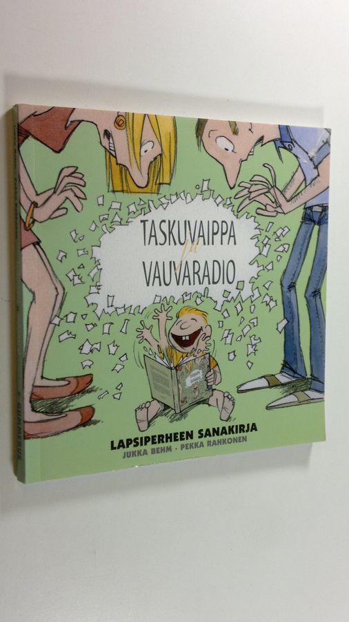 Jukka Behm : Taskuvaippa ja vauvaradio : lapsiperheen sanakirja : opas odotusajan, synnytyksen, vauvavaiheen ja leikki-iän sanastoon vanhemmille ja sellaisiksi aikoville